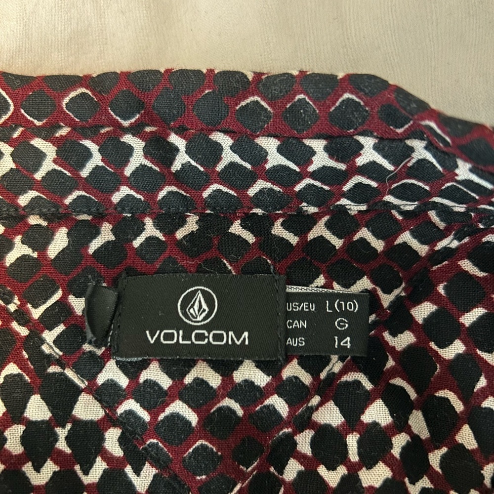 Women’s Volcom button up - Picture 4 of 4